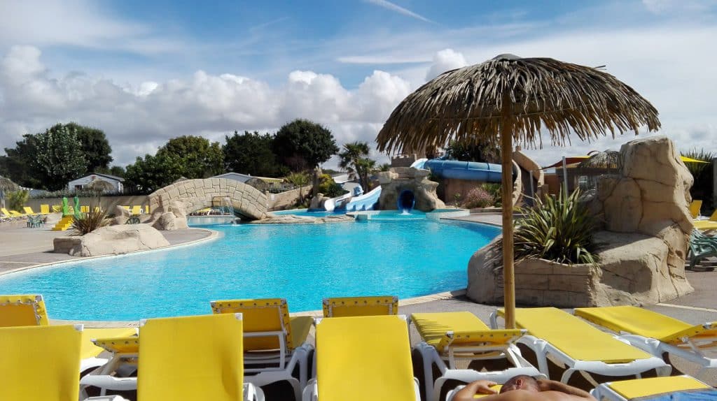 Deckchairs by the pool - Camping Saint Jean de Monts